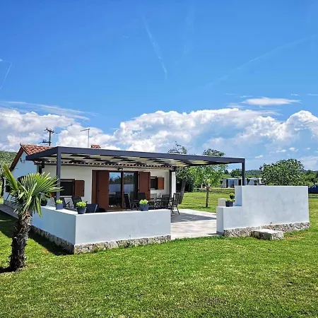 Leo Villa